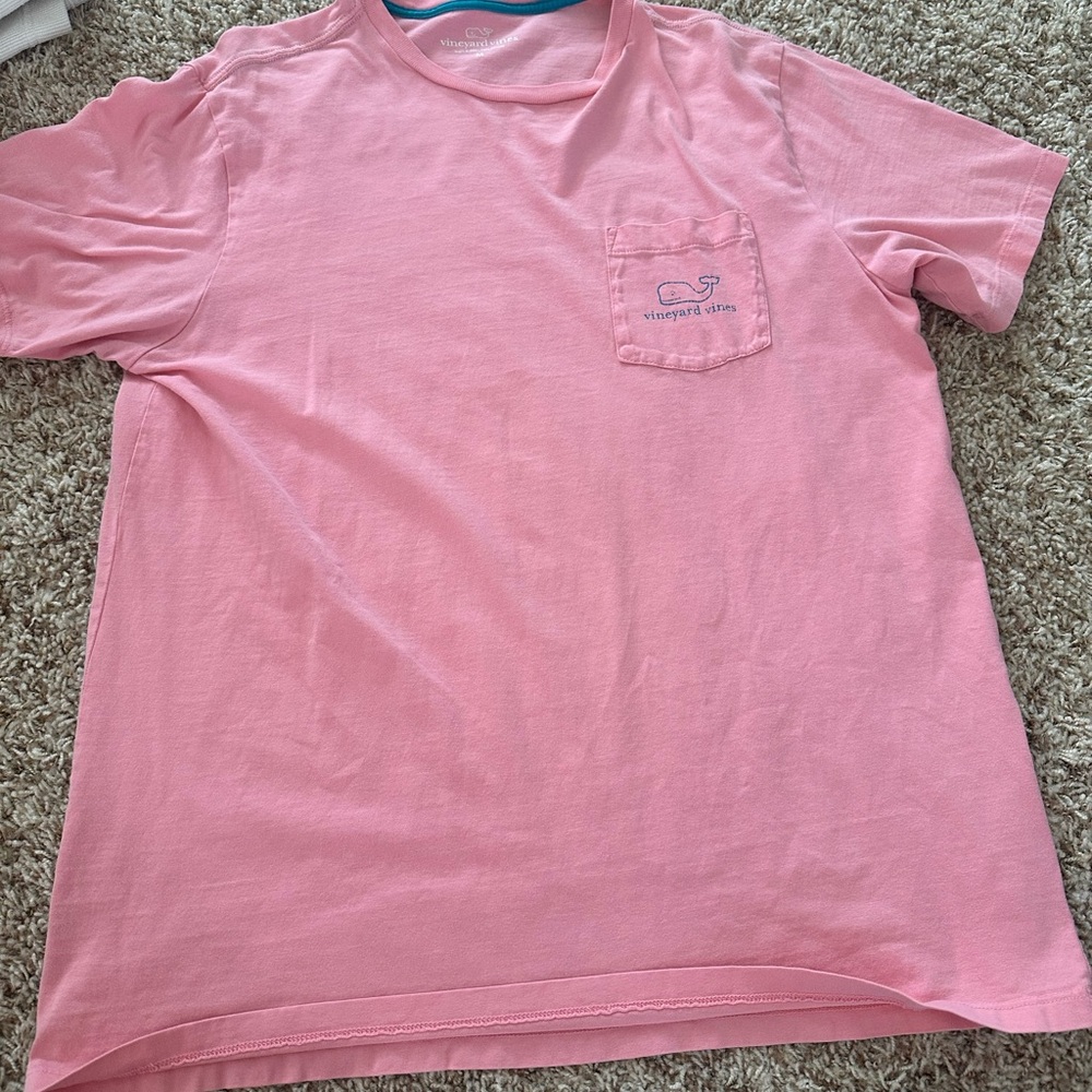 pink vineyard vines tshirt